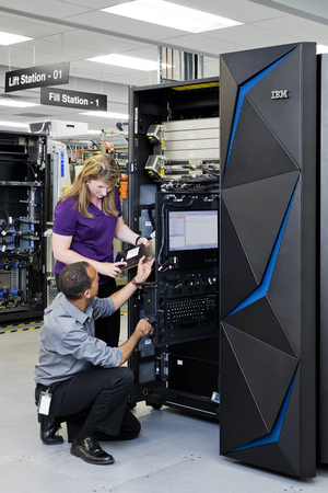写真1●IBM z14の外観