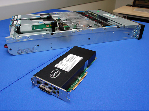 写真1：「インテルFPGAプログラマブル・アクセラレーション・カード（PAC） D5005」（写真手前）と、FPGAカードを搭載したPCサーバー機「ProLiant DL380」（写真奥）