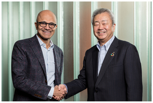 写真1：米MicrosoftでCEOを務めるサティア・ナデラ氏（左）と、NTTで代表取締役社長を務める澤田純氏（右）（提供：NTT、日本マイクロソフト）