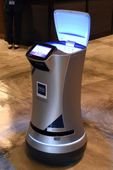 写真1:デリバリーサービスロボットの「Relay」の外観。荷物を運び終えて上部ケースを開いた様子