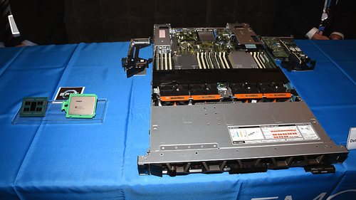 写真1：第2世代AMD EPYCプロセッサを搭載した「Dell EMC PowerEdge」サーバーの外観