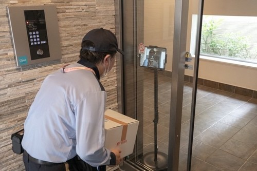 写真1：日本郵便は、オートロックマンションへの「置き配」を、配達員の顔認証によって可能にする実証実験を実施する（出典：ビットキー）