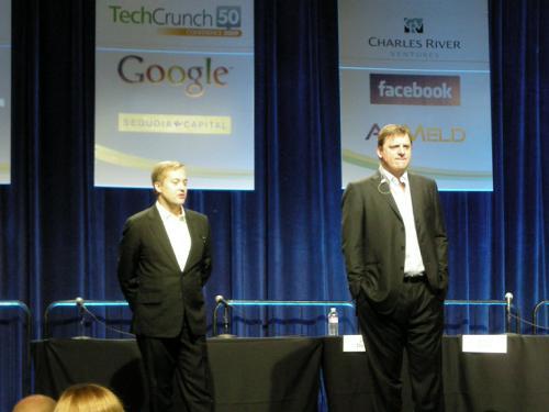 写真1-2　TechCrunch50の共同主催者、マイケル・アリントン氏とジェイソン・カラカニス氏が開会宣言